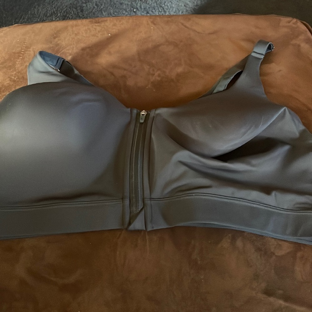 NWT sports bra 44DDD black